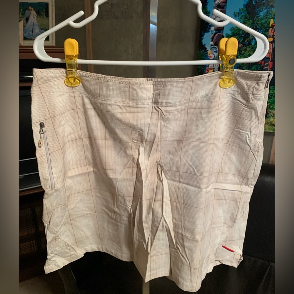 Avia skort.  Cream with tan. Size L.  Excellent condition.